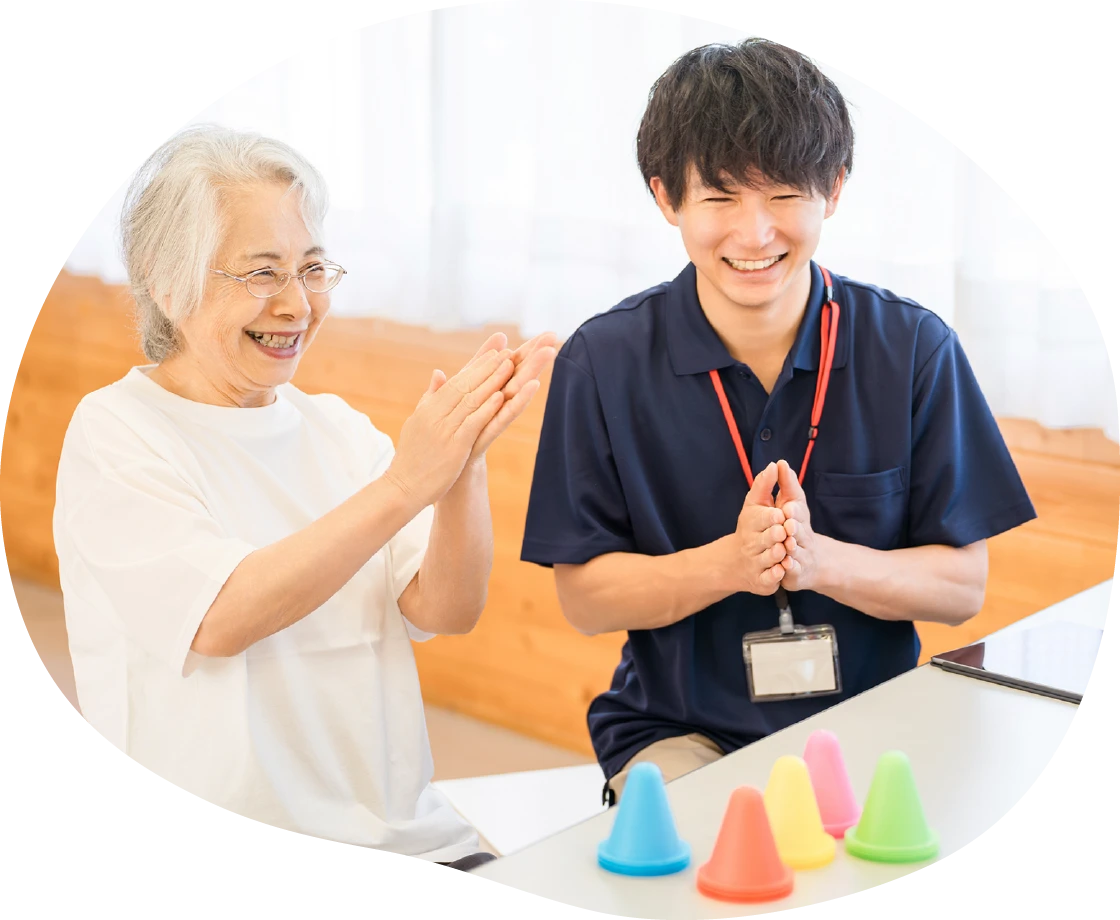 ご入居者さまとスタッフがリハビリ活動に取り組む様子
