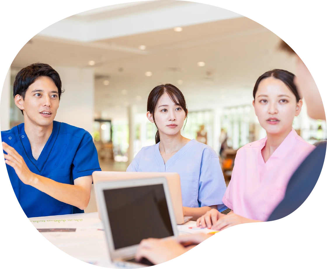 多職種が協力してケアについて話し合う様子