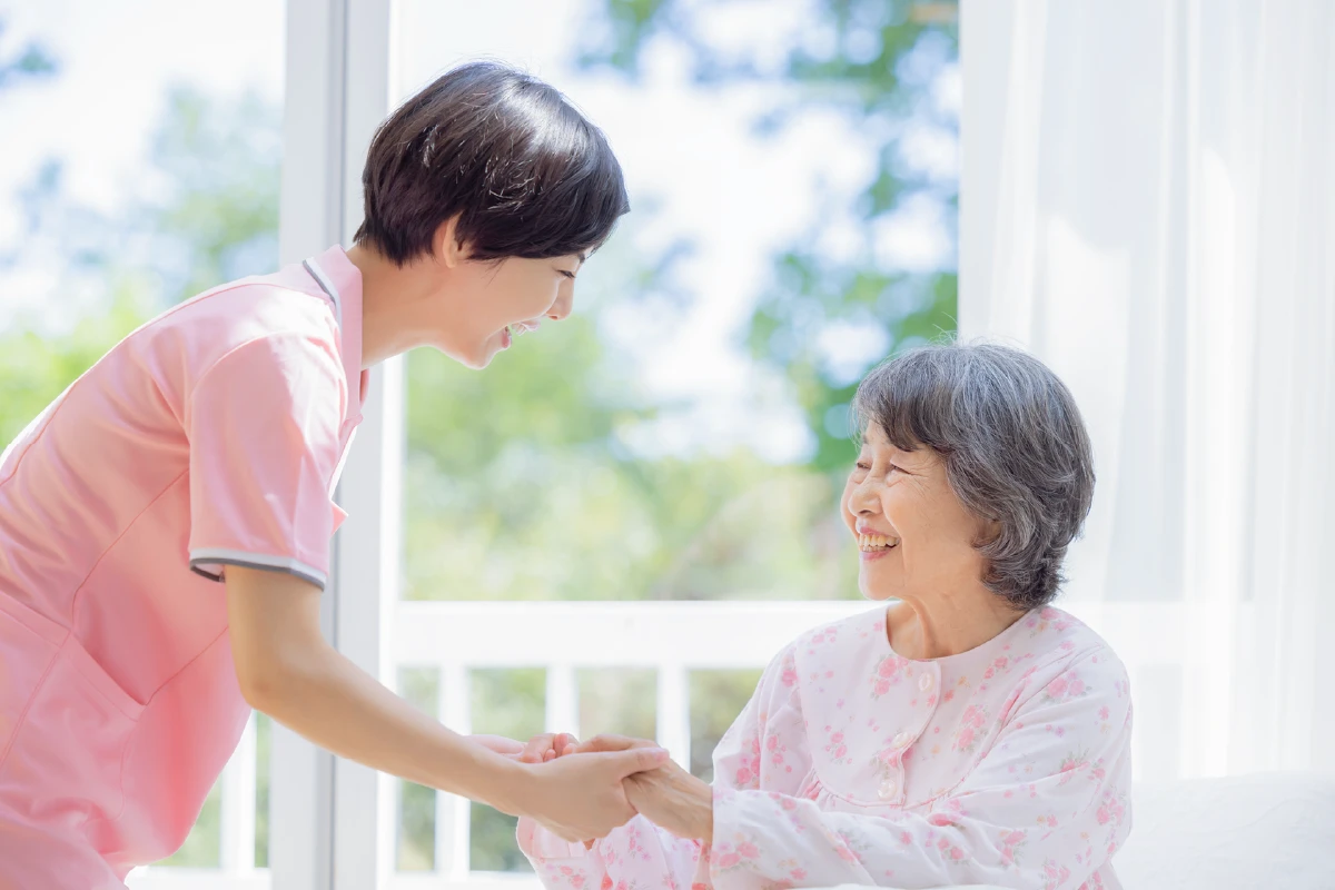 スタッフがご入居者さまと向き合う様子