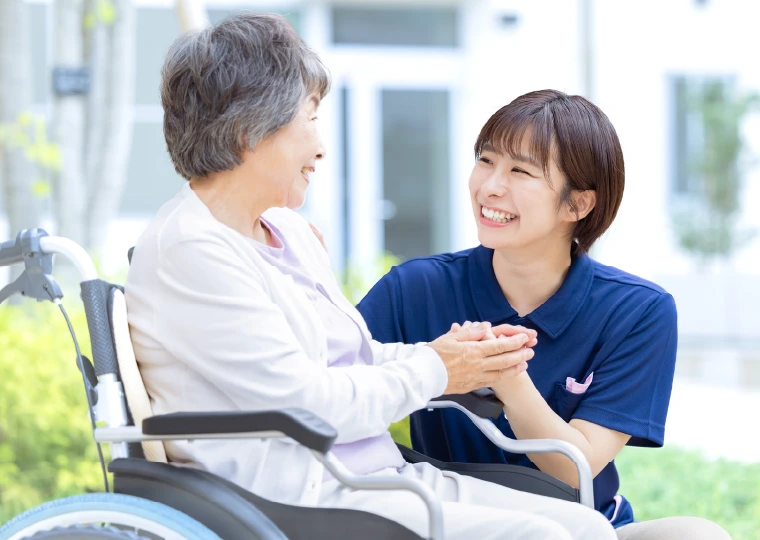 介護スタッフがご入居者さまを支える様子