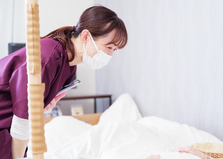 看護スタッフがケアにあたる様子