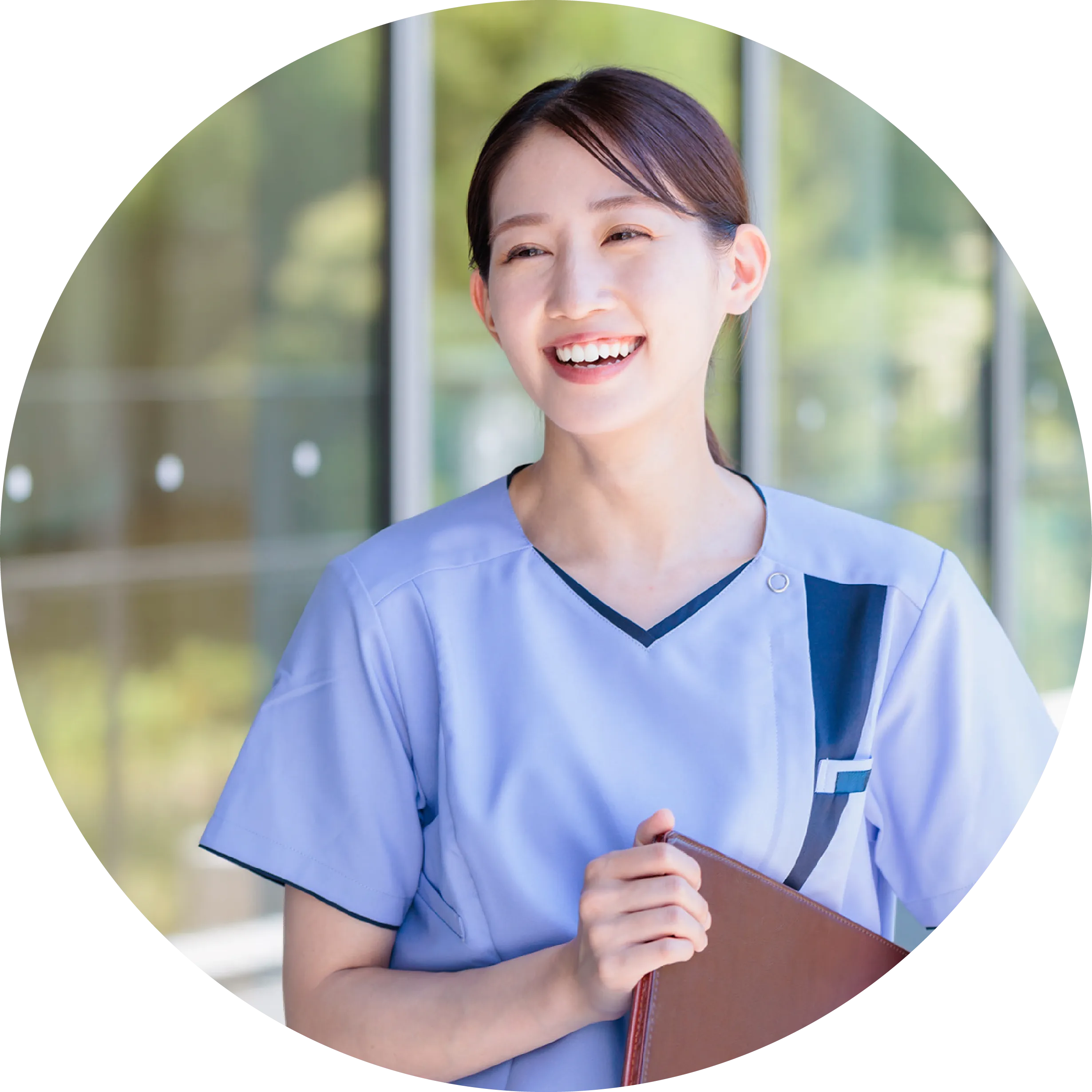 ご入居者さまと向き合うスタッフのイメージ